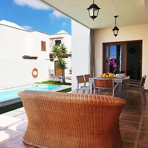 https://villas-las-caletas-village.in-canary-islands.com